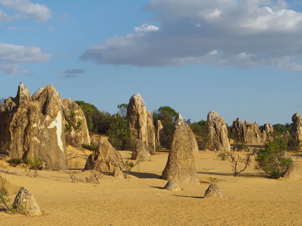 Pinnacles-Wüste unter blauem Himmel
