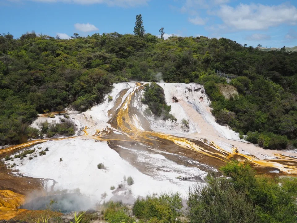 Weiße und orangefarbene Thermalterrasse in Rotorua