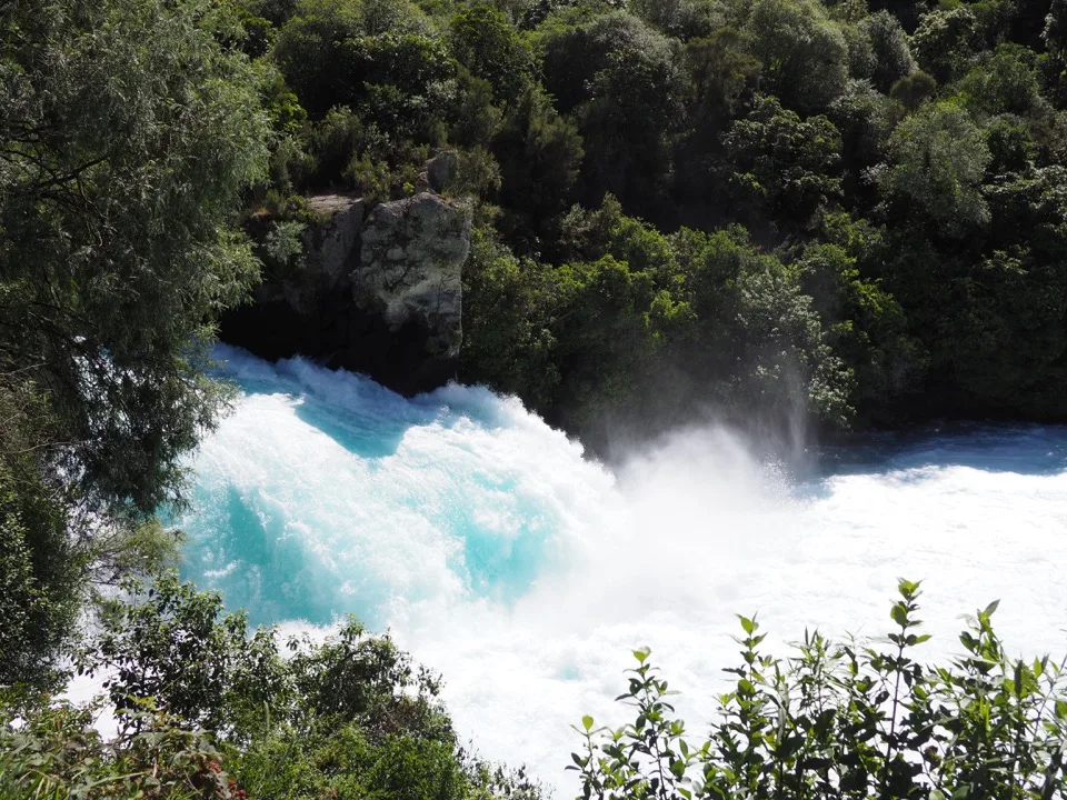 Türkisfarbene Stromschnellen der Huka Falls in Neuseeland