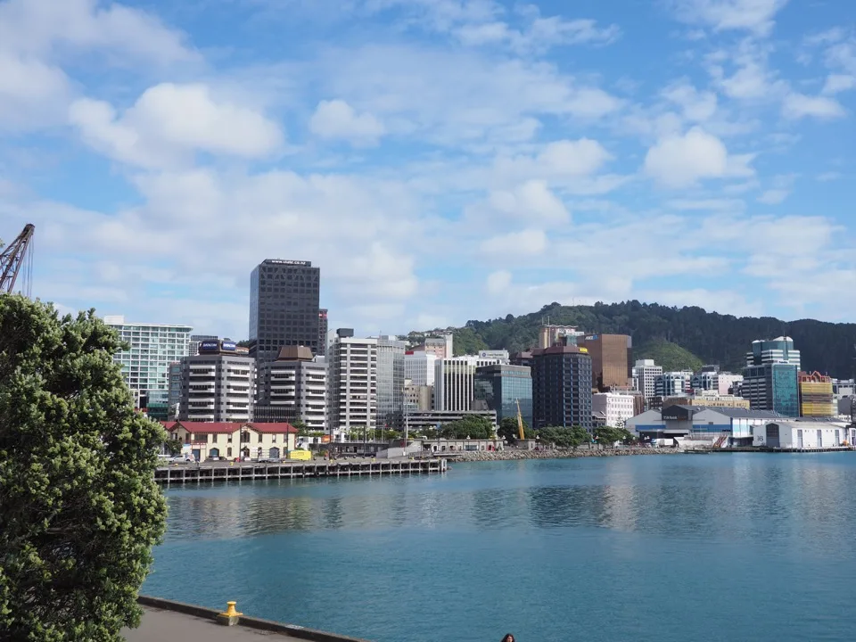 Uferpromenade von Wellington unter blauem Himmel