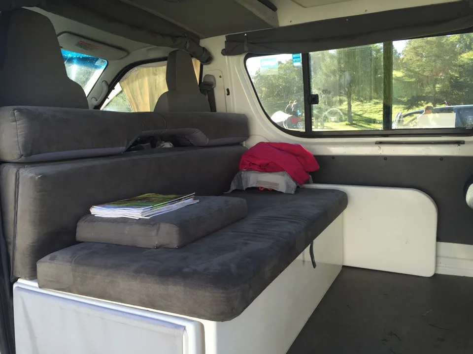 Banquette transformée en lit à l'intérieur d'un camping-car
