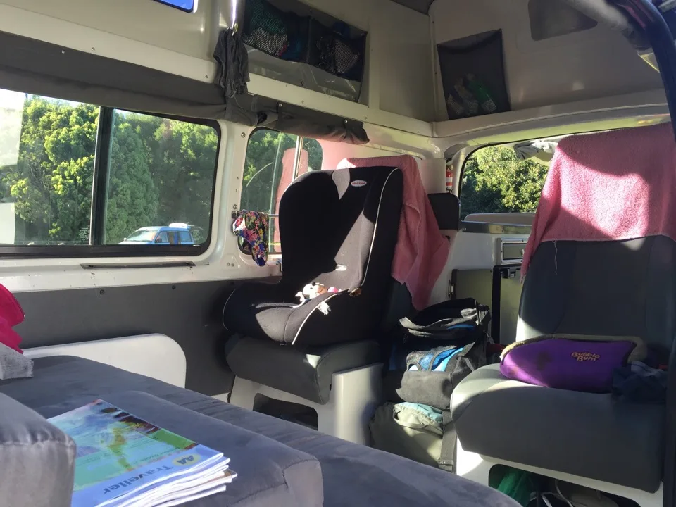 Sièges et rangements à l'intérieur d'un camping-car Volkswagen
