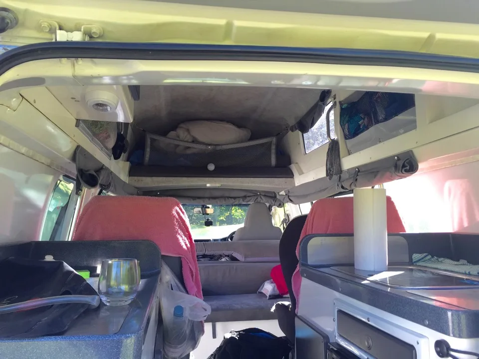 Lit fait à l'intérieur d'un camping-car Volkswagen