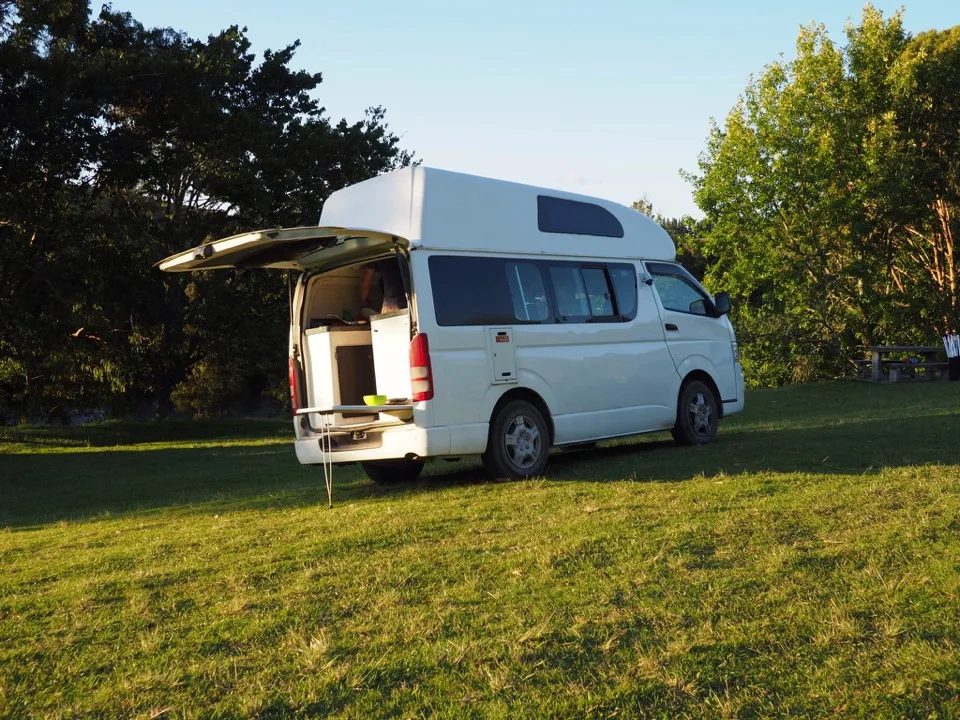 Camping-car installé sur un camping herbeux