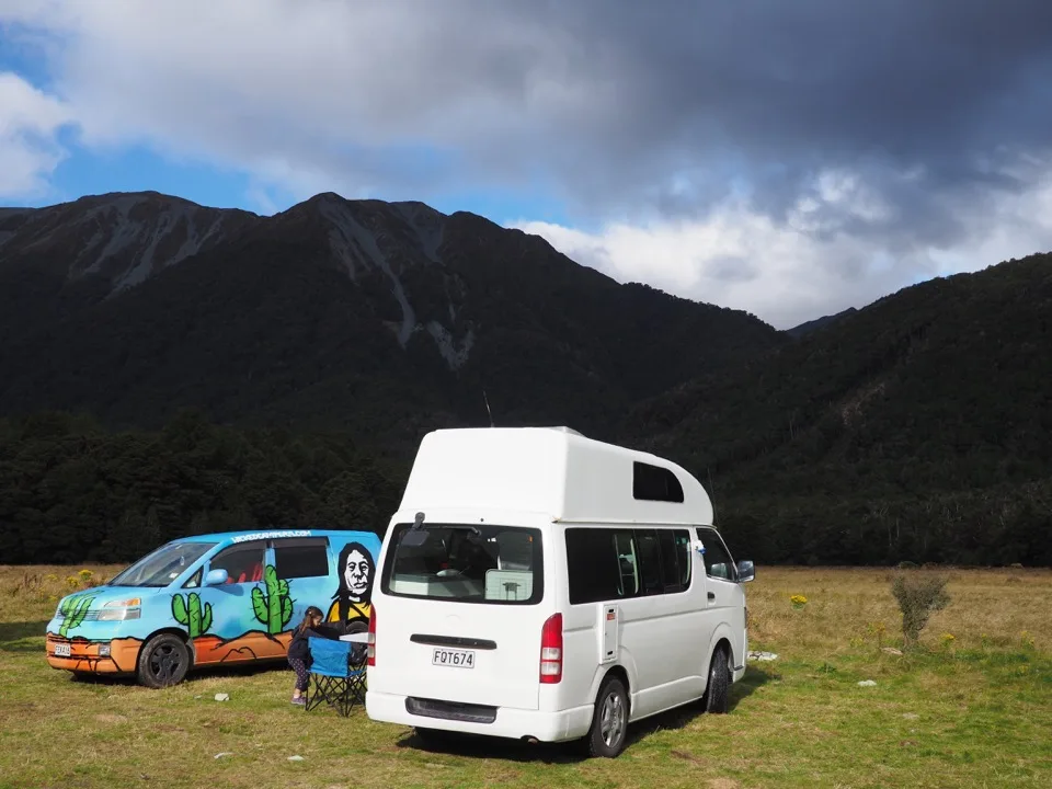 Deux camping-cars garés dans un camping de montagne
