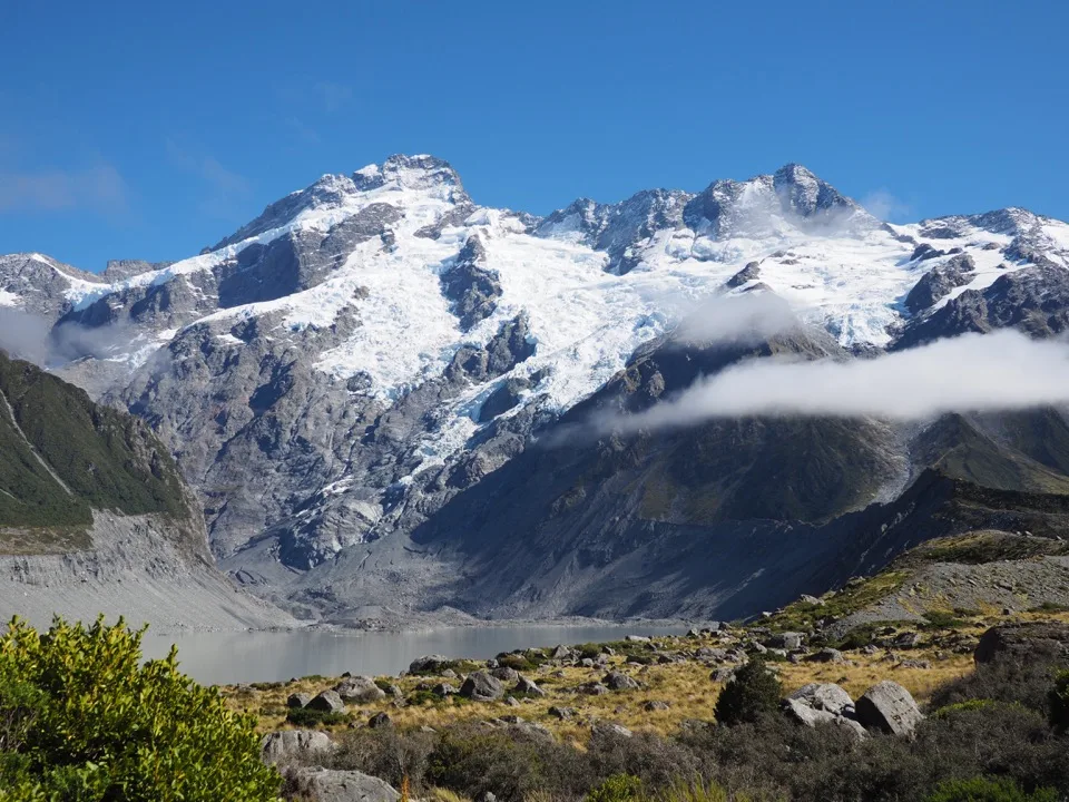 Sommets enneigés sous un ciel bleu