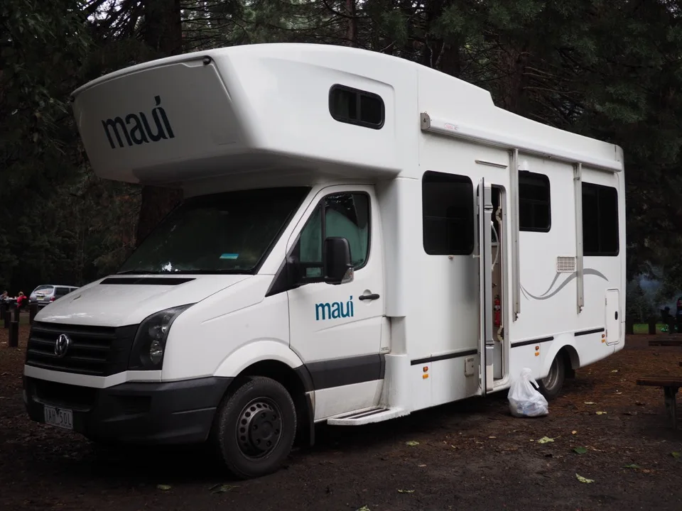 Camping-car garé dans une clairière