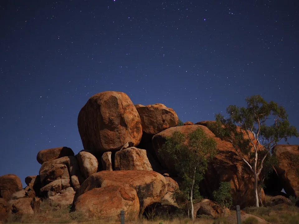 Rochers arrondis sous un ciel nocturne étoilé