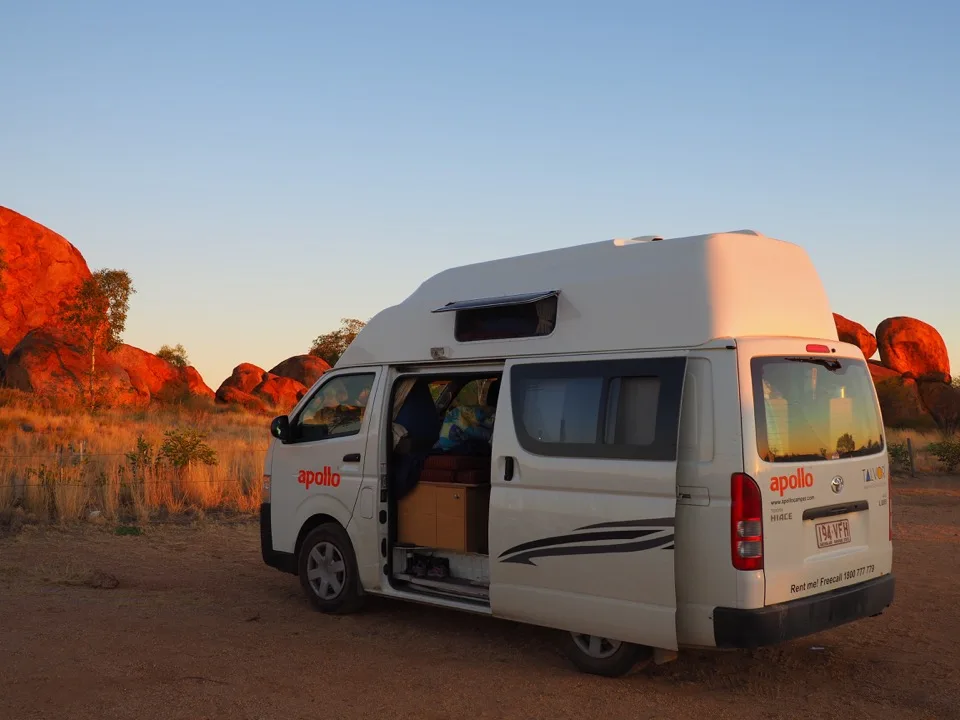 Camping-car garé parmi les formations rocheuses rouges