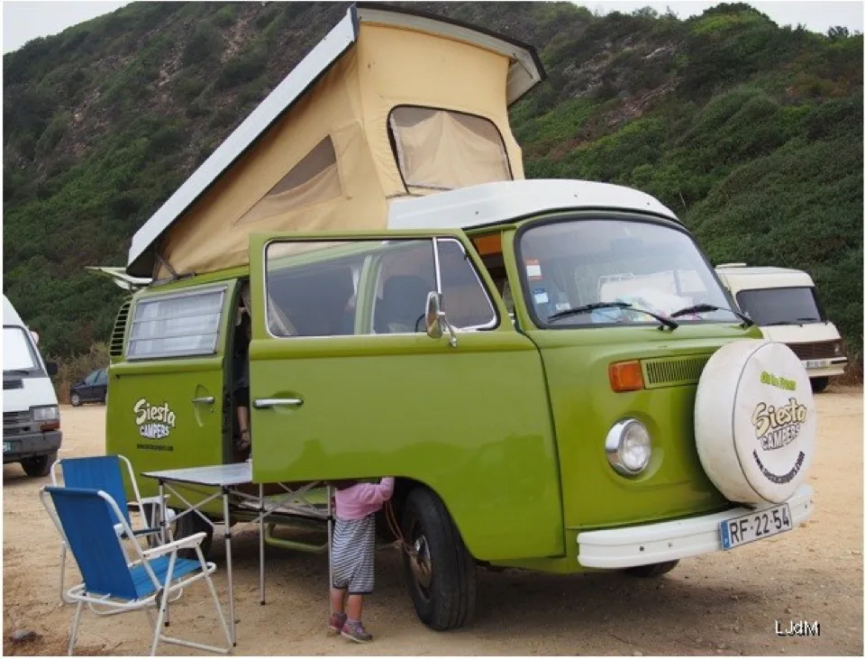Combi Volkswagen vert avec toit relevable déployé