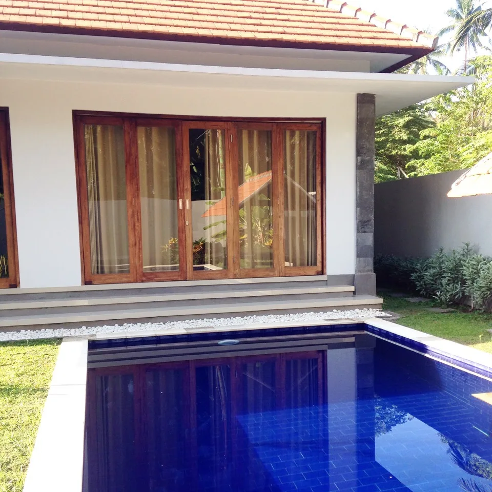 Privater Pool vor einer balinesischen Villa