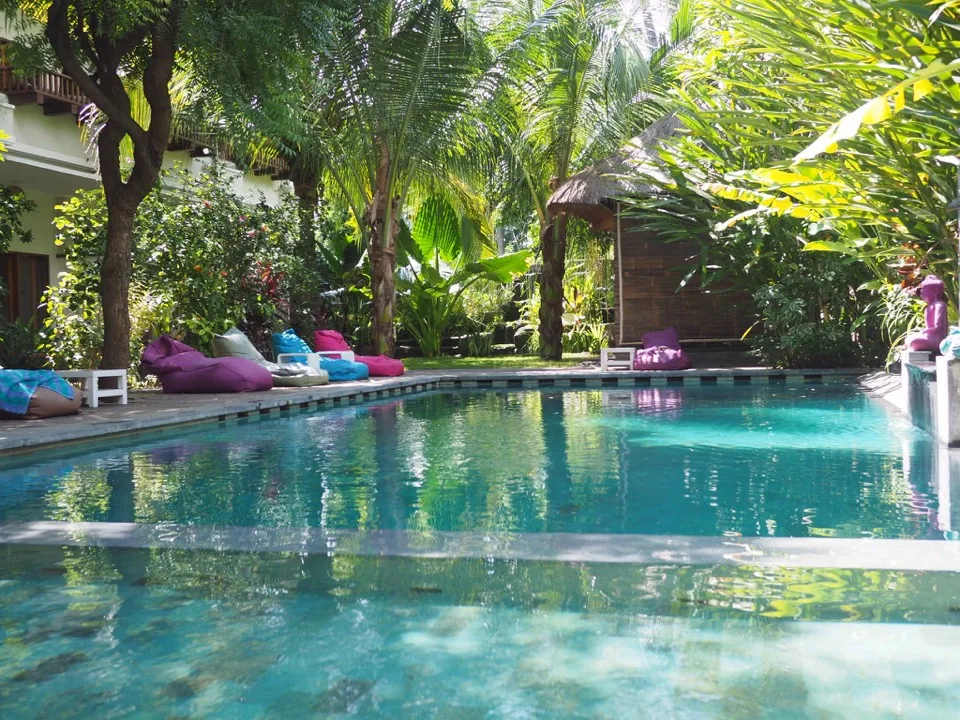 Piscine entourée de végétation tropicale dans un hôtel à Bali
