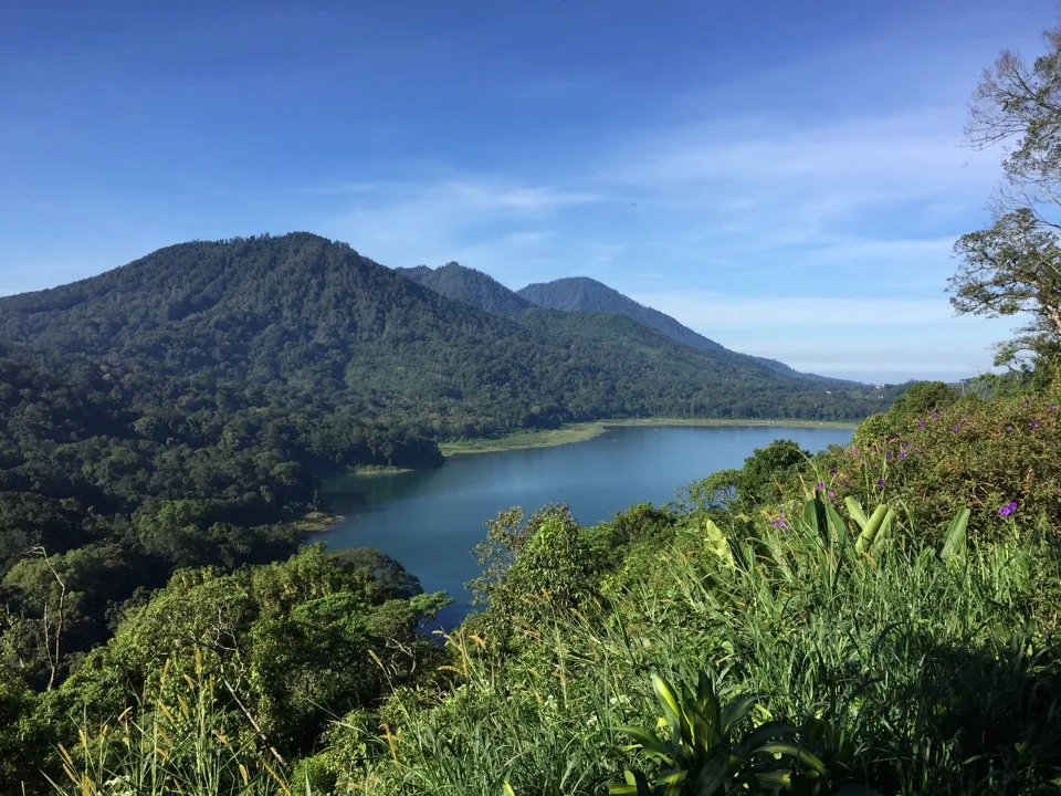 Lacs de montagne et volcans vus depuis les hauteurs de Bali