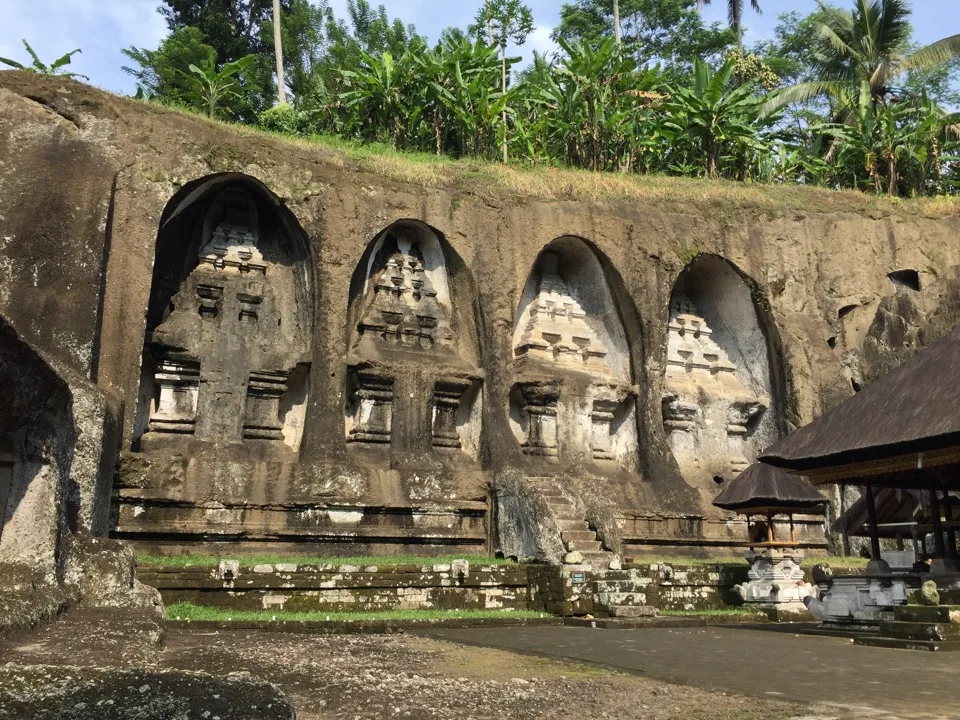 Sanctuaire de pierre sculpté dans la falaise à Gunung Kawi