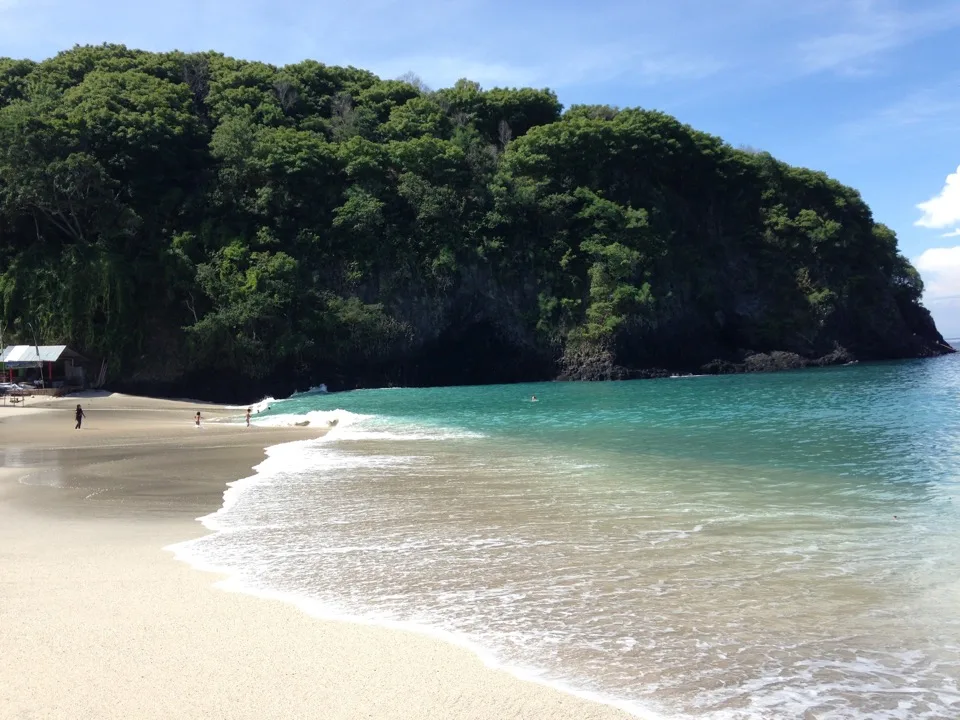 Crique de sable tranquille aux eaux turquoise à Bali