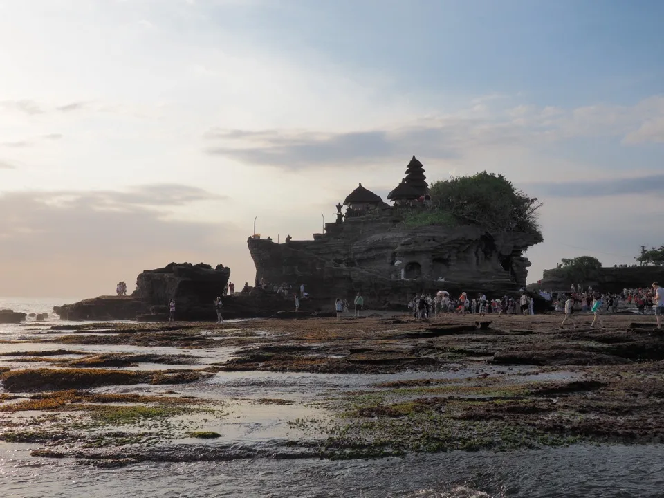 Tempel Tanah Lot auf einem Felsen bei Sonnenuntergang