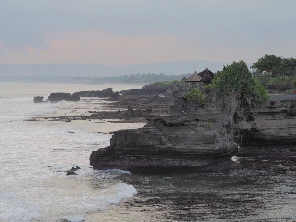 Temple de Tanah Lot sur un éperon rocheux au large de Bali