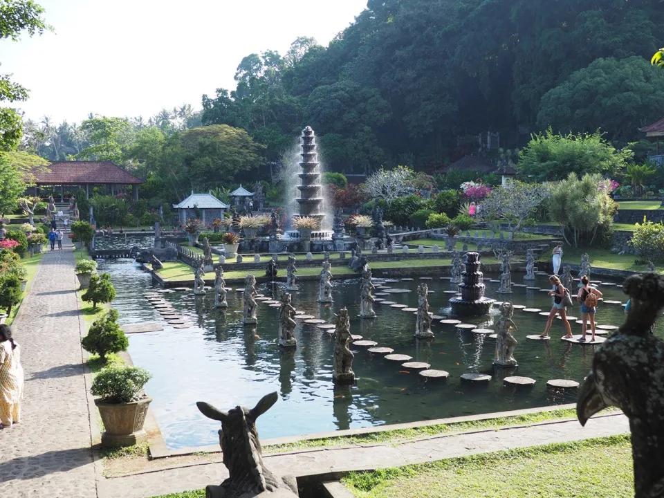 Becken und Brunnen im Wasserpalast Tirta Gangga
