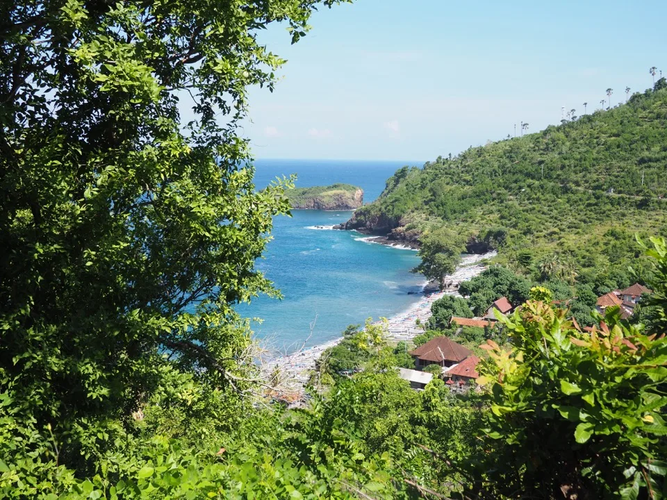 Crique turquoise bordée de collines verdoyantes à Bali