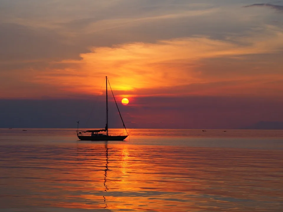 Segelboot bei Sonnenuntergang auf der Balisee