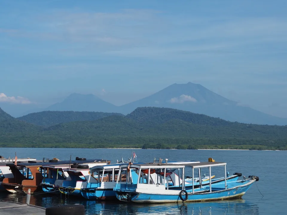 Bateaux devant les montagnes de Bali vues depuis la mer