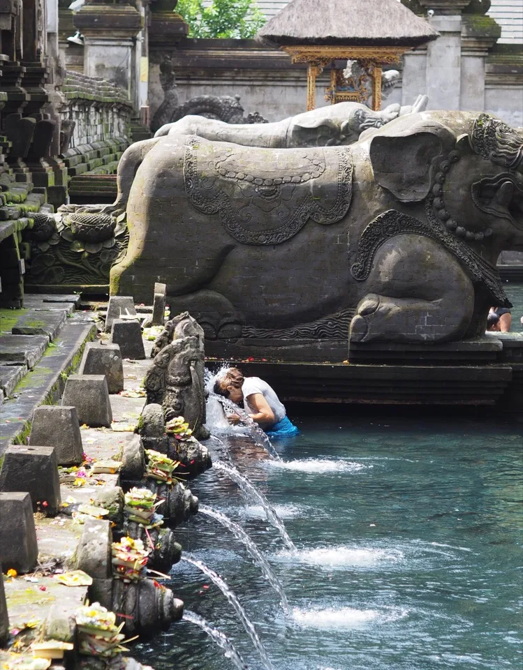 Bassin sacré et grande sculpture de pierre à Bali