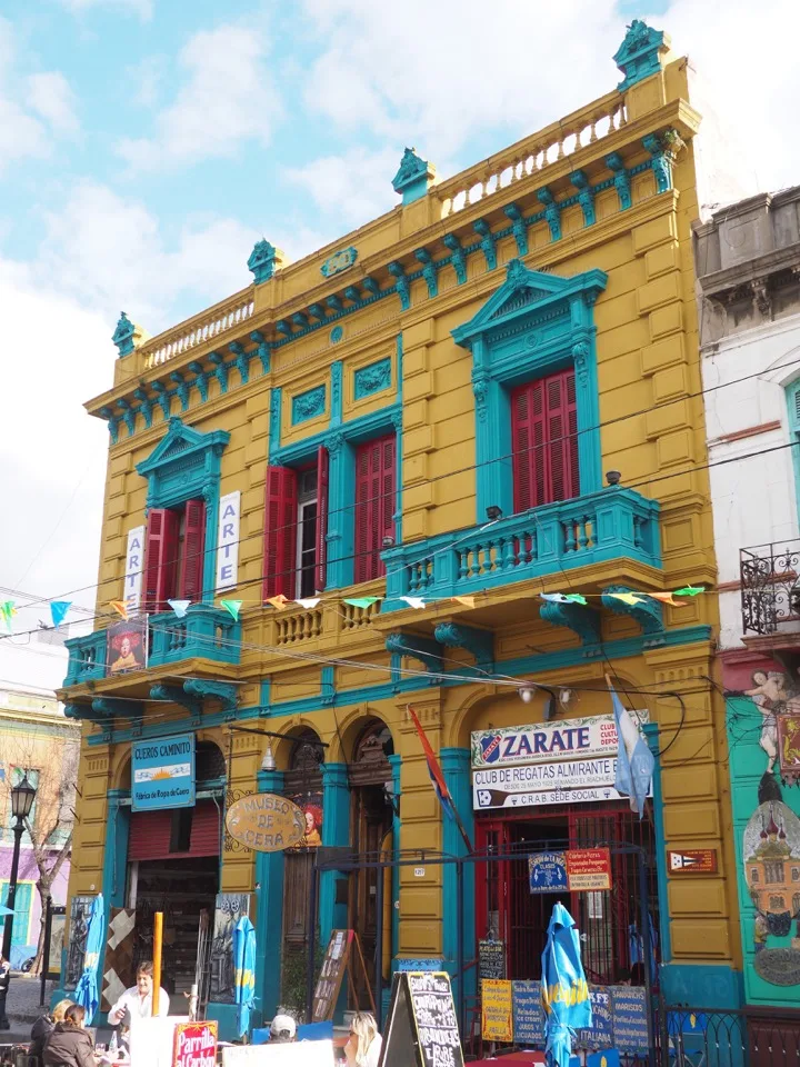 Mehrfarbige Fassade im Viertel La Boca