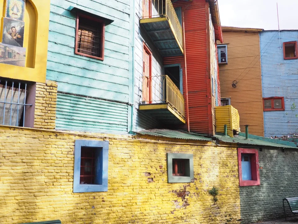Leuchtend bunte Wellblechhäuser in La Boca