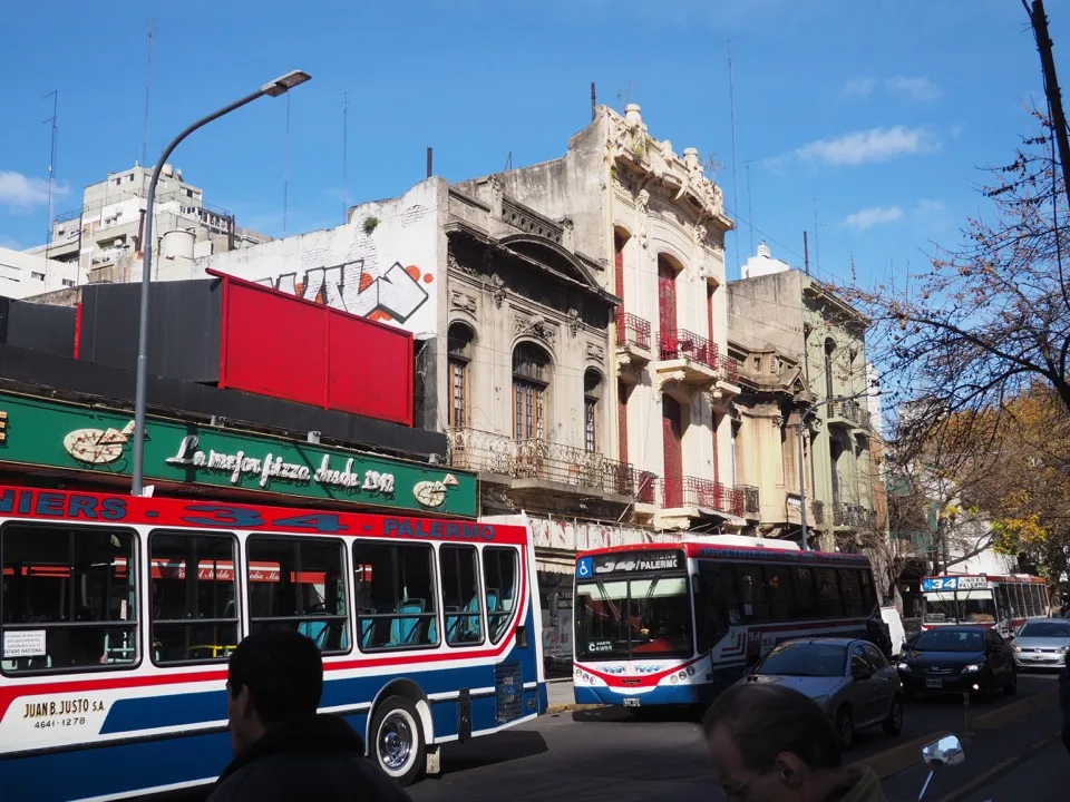 Bus auf einer Straße in Buenos Aires