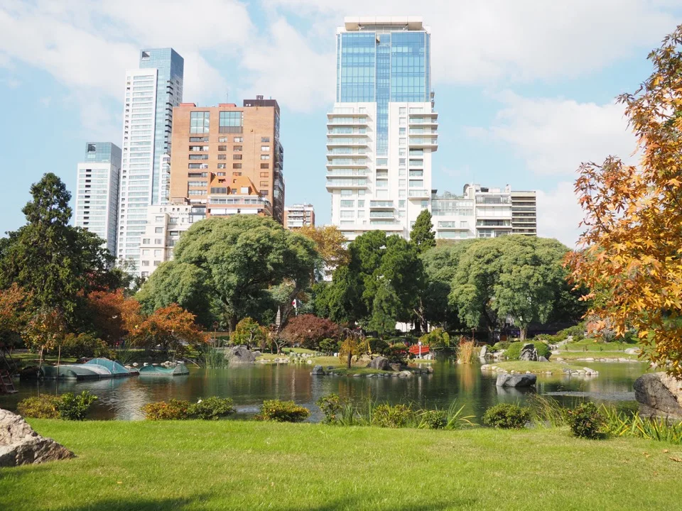 Parc de Palermo avec les immeubles de Buenos Aires à l'horizon