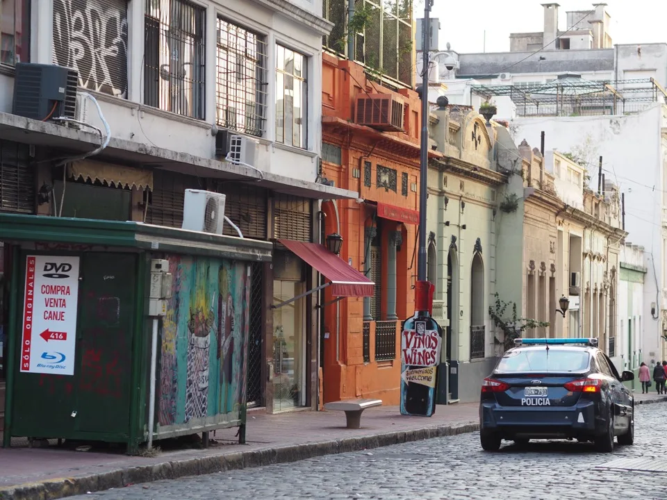 Gepflasterte Straße mit historischen Gebäuden in San Telmo