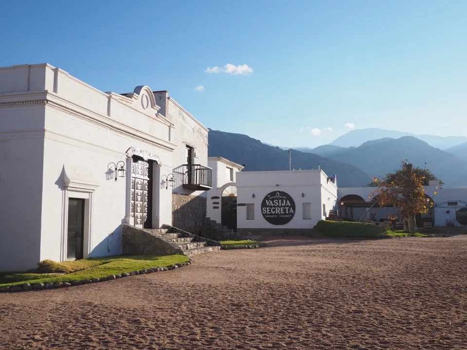 Weinberg und weiße Bodega in der Nähe von Cafayate