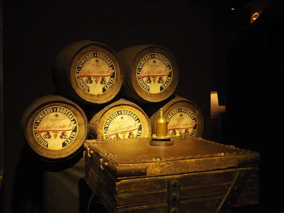 Coffres et tonneaux historiques dans un musée