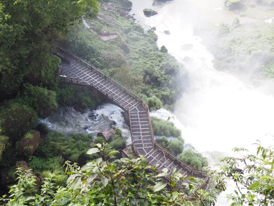 Escalier métallique descendant à côté des chutes d'Iguazú