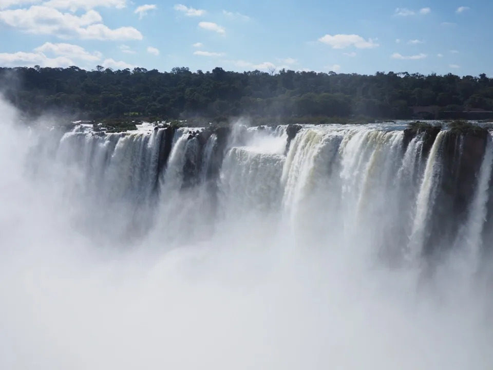 Puissant rideau d’eau aux chutes d’Iguazú