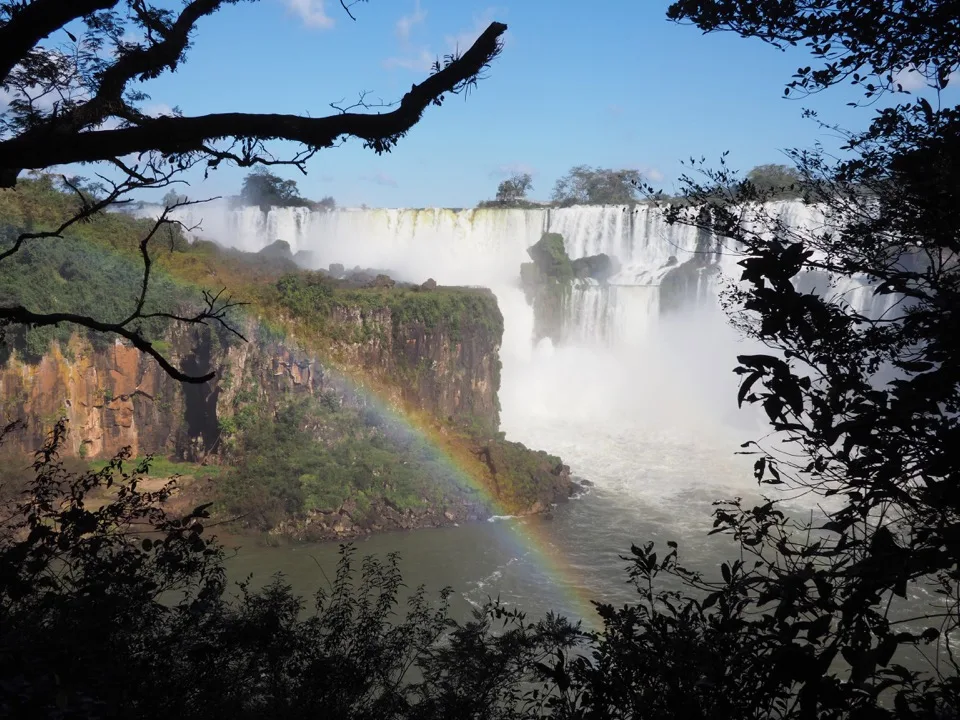 Arc-en-ciel se formant dans la brume des chutes d'Iguazú