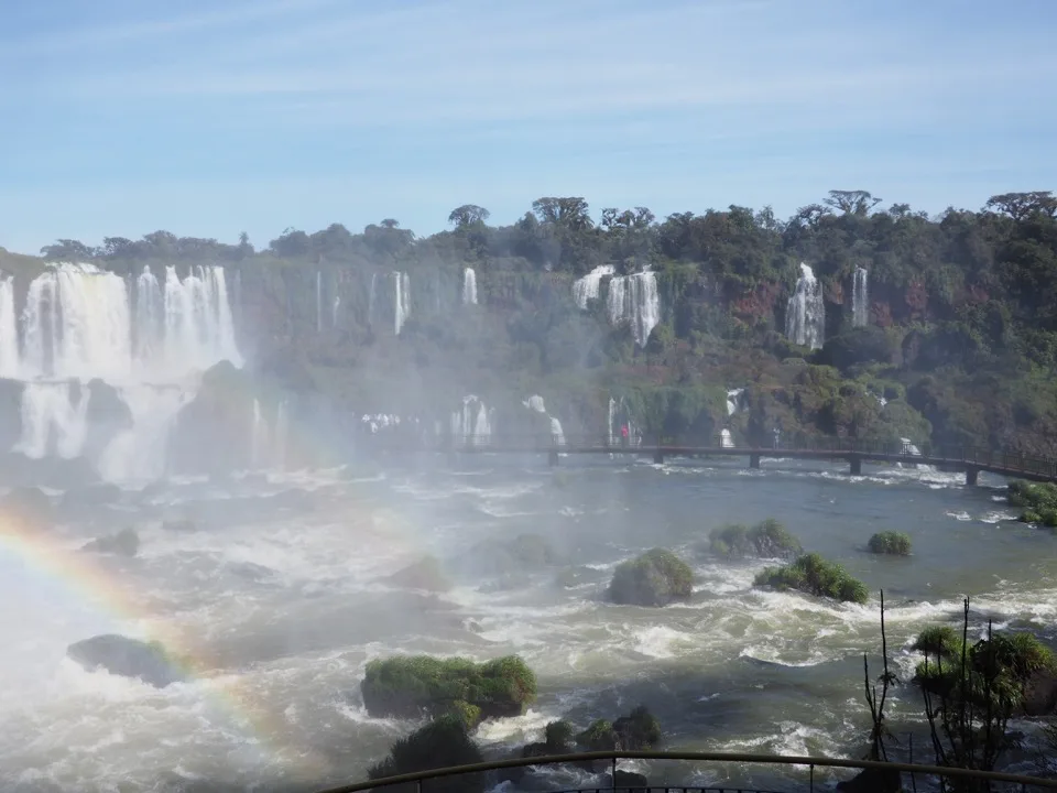 Arc-en-ciel au-dessus des chutes d'Iguaçu