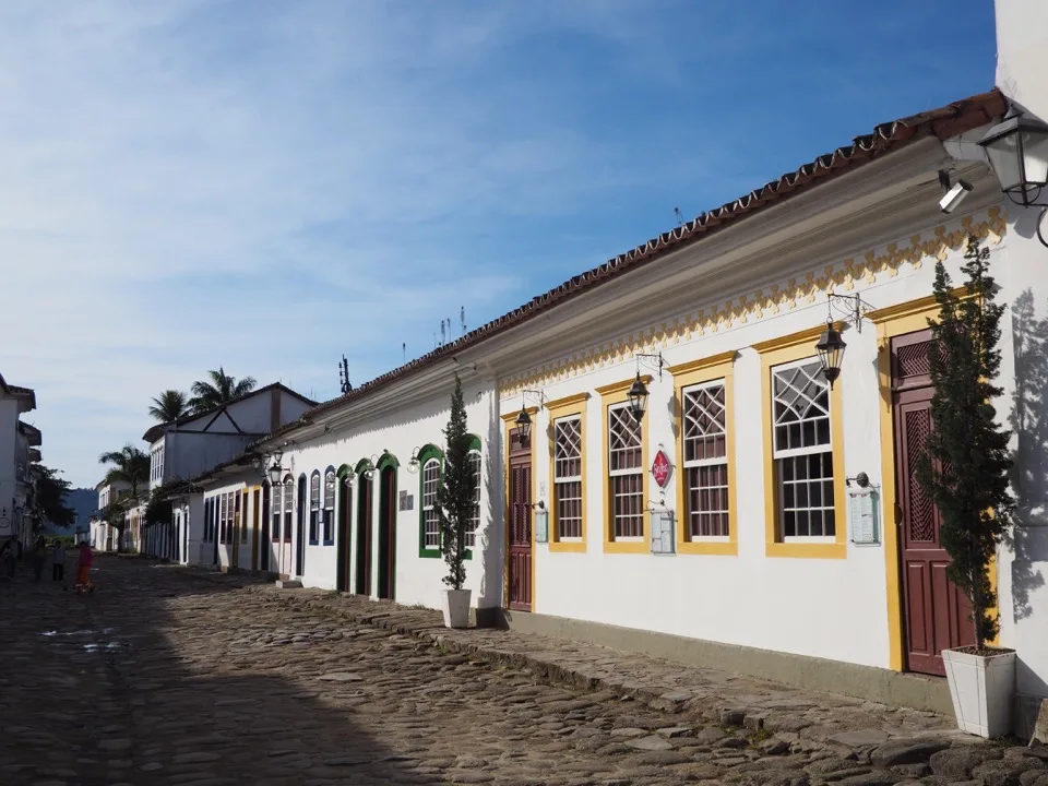 Façades coloniales dans une rue pavée de Paraty
