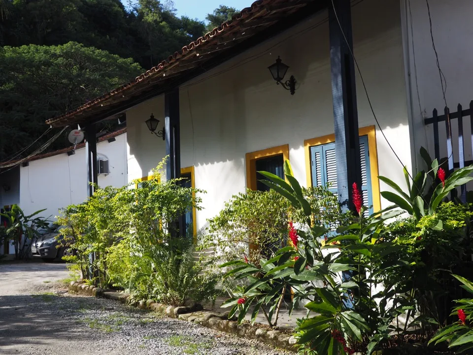 Maison d'hôtes entourée d'un jardin tropical à Paraty