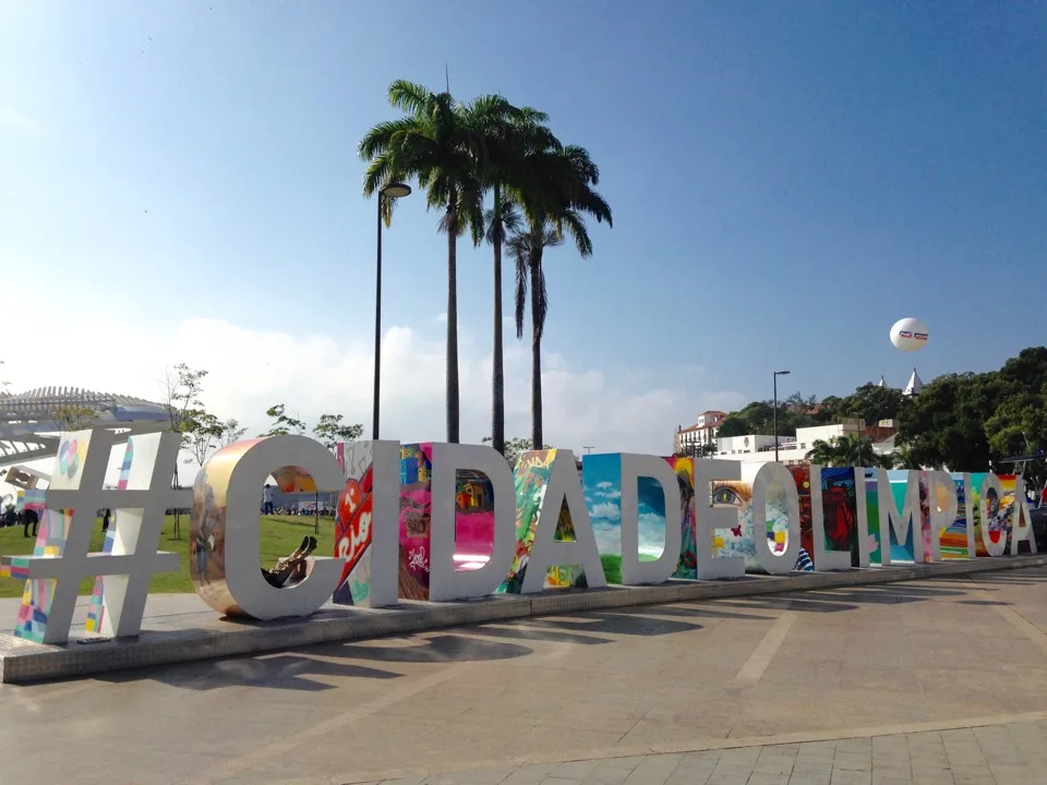 Lettres colorées Cidade Olímpica devant des palmiers à Rio