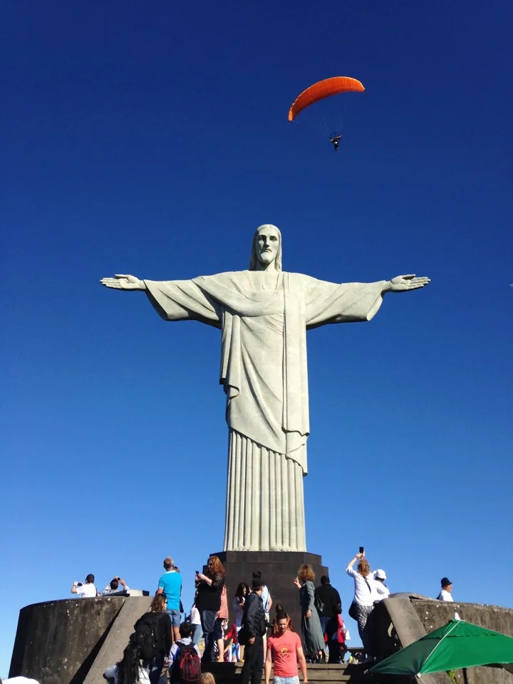 Le Christ Rédempteur sous un parapente