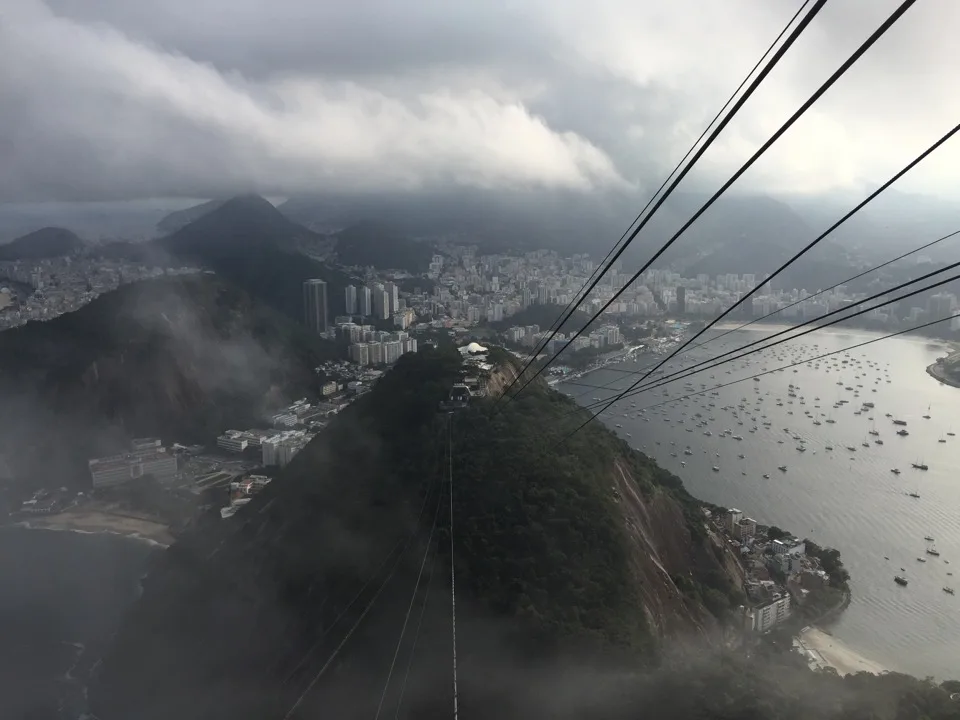 Nuages ​​entourant le mont Sugarloaf et la baie de Guanabara
