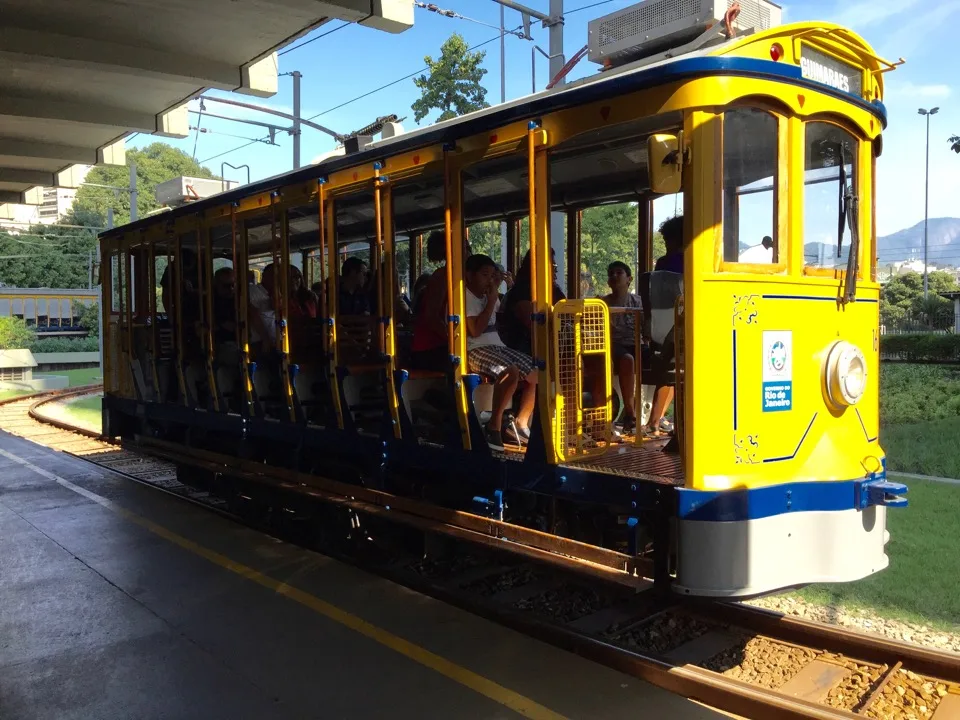 Tramway jaune à Santa Teresa à Rio de Janeiro