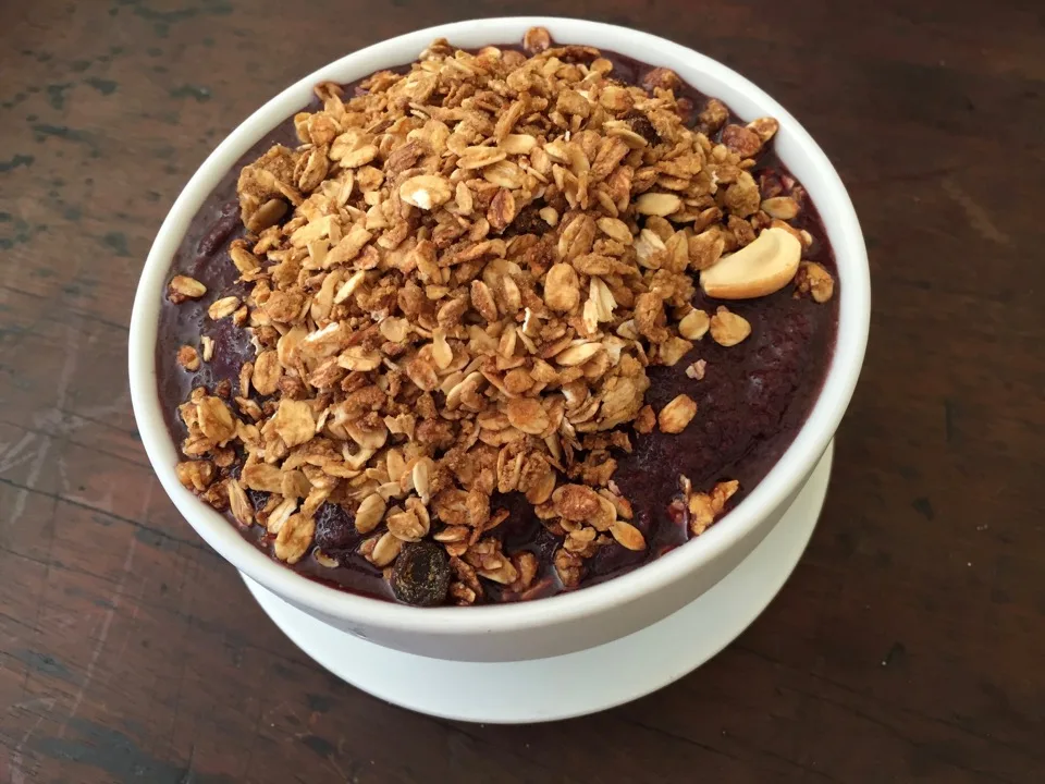 Bol d'açaï garni de granola et de noix
