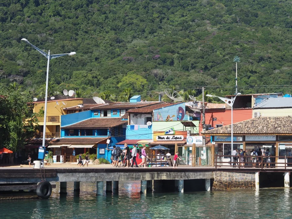 Boutiques sur la jetée et au bord de l'eau à Abraao