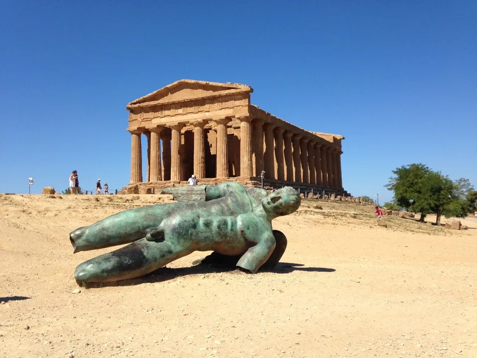Temple grec et sculpture de bronze dans la vallée des Temples à Agrigente