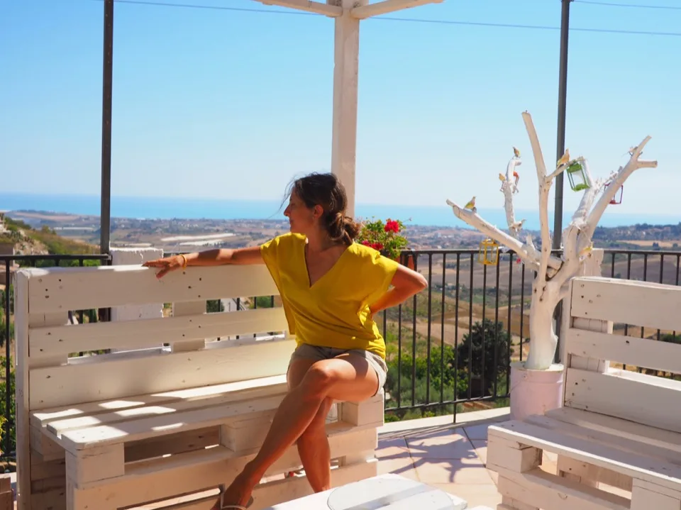 Personne assise sur une terrasse en Sicile