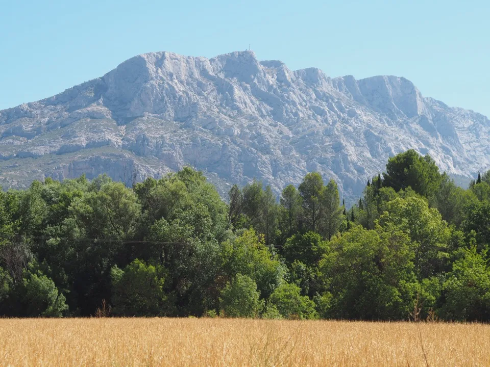 Berg Sainte-Victoire über der provenzalischen Landschaft