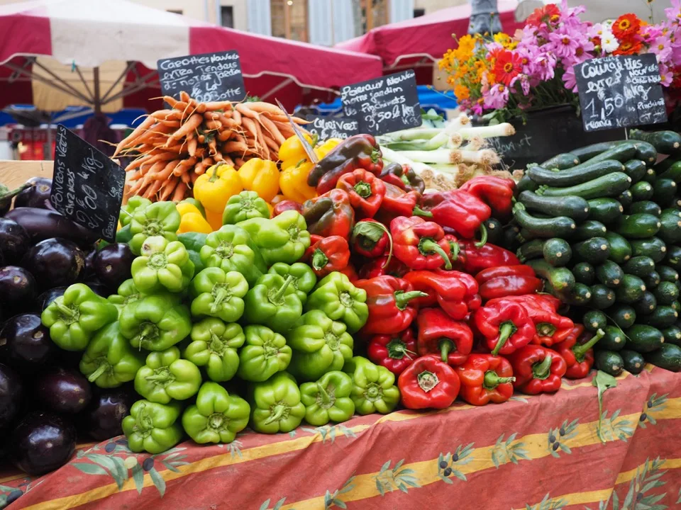 Bunter Paprikastand auf dem Markt von Aix-en-Provence