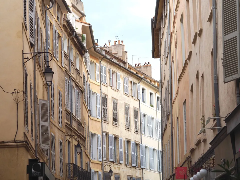 Historische Fassaden und blaue Fensterläden in Aix-en-Provence
